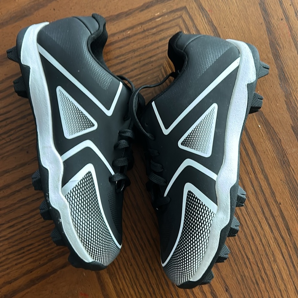 Youth Baseball Cleats Black and White Boys Size 2. Brand new.